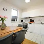 Meerfarbig - Haustierfrei -balkon - Wlan - Parkplatz - Fahrradschuppen - Zentral&ruhig - E-ladesäule - Waschtrockner - Nichtraucher Apartment