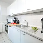 Meerfarbig - Haustierfrei -balkon - Wlan - Parkplatz - Fahrradschuppen - Zentral&ruhig - E-ladesäule - Waschtrockner - Nichtraucher Apartment *