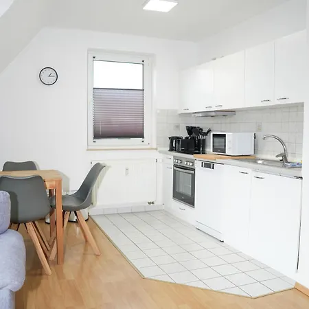 Haustierfrei - Meerfarbig - Glasfaser -balkon - Parkplatz - Fahrradschuppen - Zentral&ruhig - E-ladesaeule - Waschtrockner - Nichtraucher - Allergikerfreundlich Apartamento Zingst